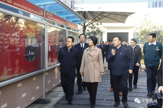 濟(jì)寧市委常委、組織部部長(zhǎng)孔凡萍帶領(lǐng)全市“兩新”組織黨建工作現(xiàn)場(chǎng)觀摩團(tuán)蒞臨天意機(jī)械調(diào)研指導(dǎo)